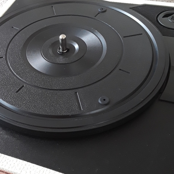 Ridiculously cute crosley record player - Picture 4 of 10